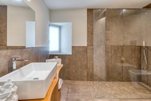 a bathroom with a tub and a sink and a shower at Casa Angelina in Crone