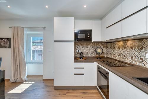 a kitchen with white cabinets and a counter top at Casa Angelina in Crone