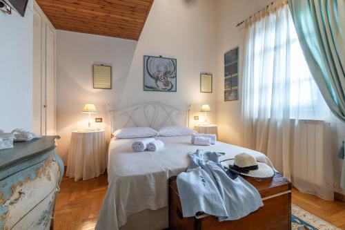 um quarto com uma cama com um chapéu em Tuscany Balcony: Crete Senesi em Casetta