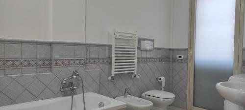 een badkamer met een toilet en een wastafel bij Villa Emilia in Agrigento