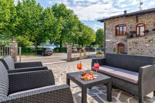 a patio with two chairs and a couch and a table at Casa Angelina in Crone