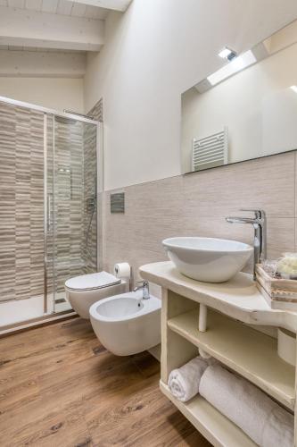 a bathroom with two sinks and a toilet and a shower at Casa Angelina in Crone