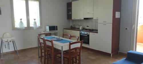 een keuken met een tafel en stoelen en een keuken met een fornuis bij Villa Emilia in Agrigento