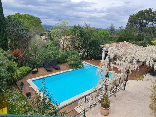 uma imagem de uma piscina num quintal em Villa avec vue sur Sommières em Villevieille