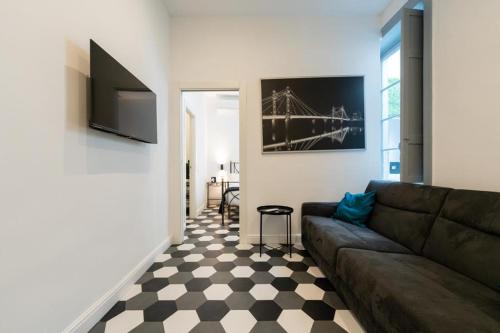 a living room with a couch and a checkered floor at Al 4 Piano in Naples