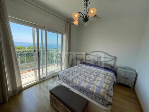 a bedroom with a bed and a large window at BV-ST-010-Apartamento Can Villa in San Pol de Mar