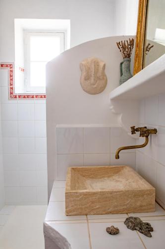 La salle de bains est pourvue d'un lavabo en bois. dans l'établissement Maison d'artistes - Pavillon Southway, à Marseille