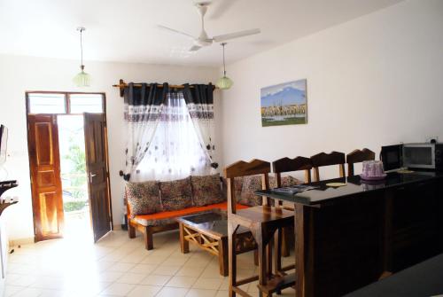 Televisyen dan/atau pusat hiburan di Pendo Villas Diani Beach