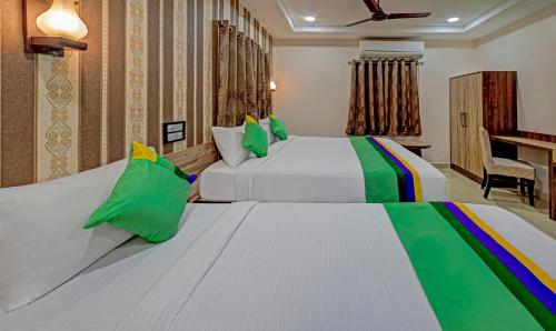 Ein Bett oder Betten in einem Zimmer der Unterkunft Treebo Seven Inn