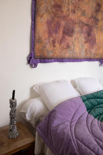 une chambre avec un lit avec un tableau sur le mur dans l'établissement Maison d'artistes - Pavillon Southway, à Marseille