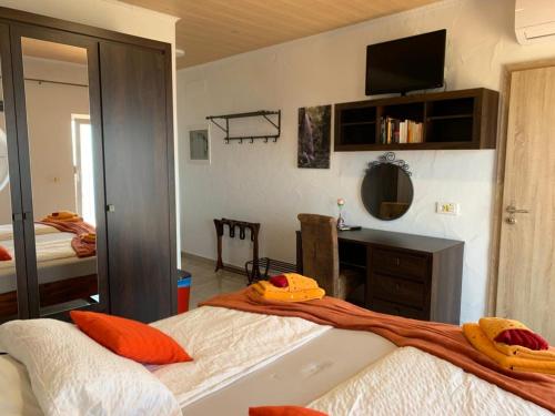 Postel nebo postele na pokoji v ubytování HRlos Piratas - Ferien Haus La Palma - GOOD WLAN !!