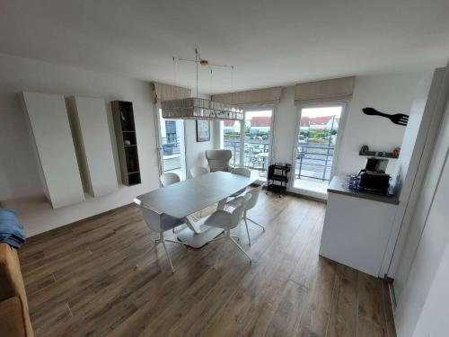 une cuisine et une salle à manger avec une table et des chaises dans l'établissement Magnifique duplex contemporain 3 chambres - Terrasse - Parking - WIFI (6 couchages) - FR-1-675-5, à Wimereux