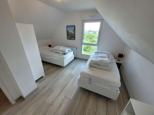 une chambre avec deux lits et une fenêtre dans l'établissement Magnifique duplex contemporain 3 chambres - Terrasse - Parking - WIFI (6 couchages) - FR-1-675-5, à Wimereux