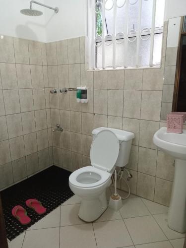 Bilik mandi di Pendo Villas Diani Beach