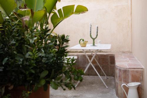 a white table in a room with plants at Maison d'artistes - Pavillon Southway in Marseille