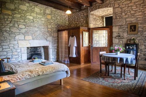 Ένα ή περισσότερα κρεβάτια σε δωμάτιο στο Chateau Barayre - beautiful 12th century castle with pool and large garden