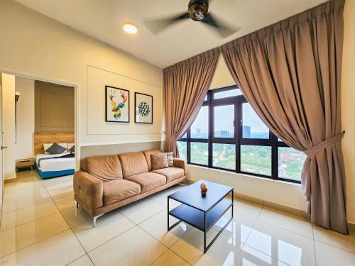 依斯干達公主城的住宿－Meridin Medini Suite by Nest Home【LEGOLAND】，带沙发和大窗户的客厅