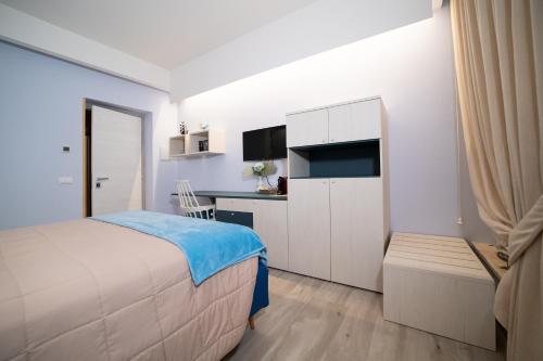 1 dormitorio pequeño con 1 cama y cocina en San Nicolicchio - Luxury Guest House en Taranto