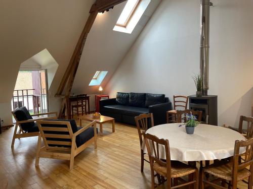 Zouafques的住宿－La Ferme de Wolphus，客厅配有桌子和沙发