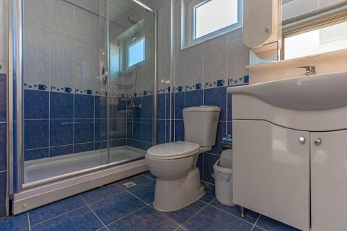 ein Bad mit einem WC, einer Dusche und einem Waschbecken in der Unterkunft Private Pool,near to The Land of LEGEND in Belek