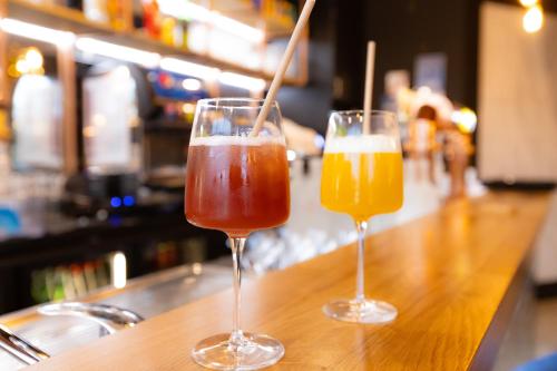 two glasses of drinks sitting on a bar at ibis budget Besançon Centre Gare in Besançon