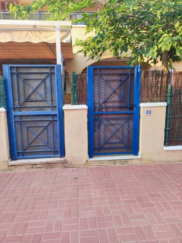two blue doors on the side of a building at Mi casita in Puerto Marino
