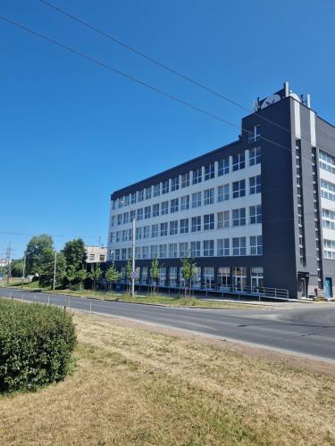 un edificio de oficinas al lado de una carretera en Stylish&Cozy Loft Žuvėdra near City Center, en Vilna