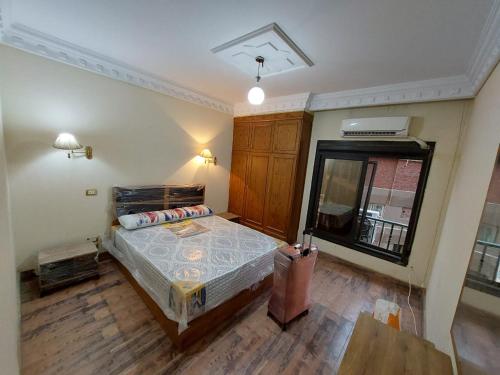 1 dormitorio con 1 cama en la esquina de una habitación en شقة ترى النيل بالمعادي, en El Cairo