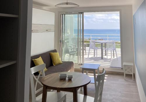 un salon avec un canapé et une table dans l'établissement La Vigie Vacances, à Les Sables-dʼOlonne