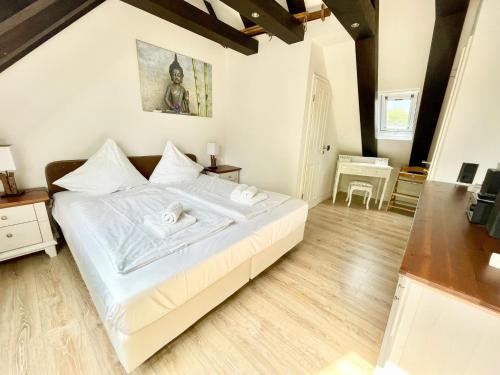 1 dormitorio con 1 cama blanca grande en una habitación en Schönes Leben, en Hahnenklee-Bockswiese