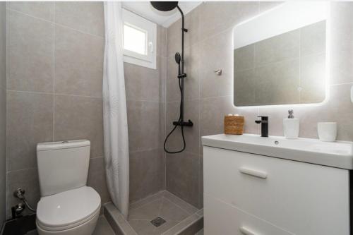 a bathroom with a shower and a toilet and a sink at Ο ΚΗΠΟΣ ΤΗΣ ΕΔΕΜ in Toroni