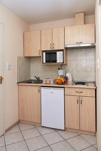 Η κουζίνα ή μικρή κουζίνα στο Apartman Brigitte Bükfürdő