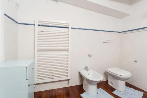 uma casa de banho branca com um WC e um lavatório em La belle époque di Assisi 1 em Assis