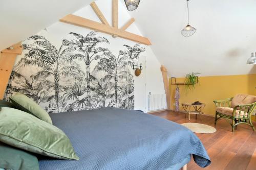 1 dormitorio con cama azul y mural en la pared en Maison Gwenan - Maison contemporaine pour 8 proche plage, en Saint-Cast-le-Guildo