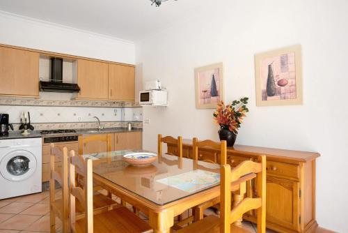 Η κουζίνα ή μικρή κουζίνα στο Chalet Fuente2 piscina común famila