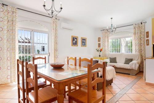 Χώρος καθιστικού στο Chalet Fuente2 piscina común famila