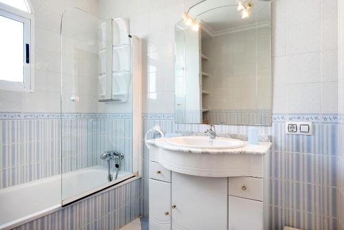 Ένα μπάνιο στο Chalet Fuente2 piscina común famila