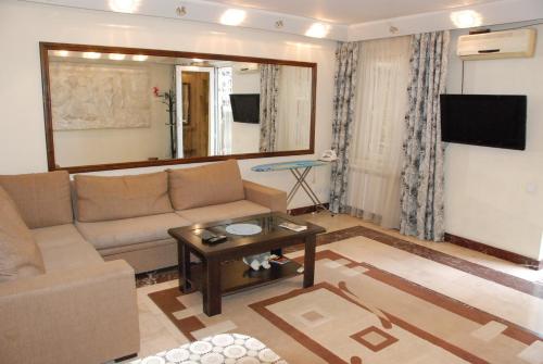 een woonkamer met een bank en een tafel bij Apartments near metro Rustaveli in Tbilisi City