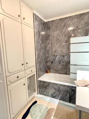 une salle de bain avec une baignoire et un lavabo dans l'établissement Appartement vue exceptionnelle, à Saint-Raphaël