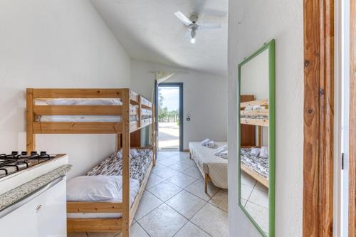 מיטה או מיטות קומותיים בחדר ב-Eliados - Bungalow 1