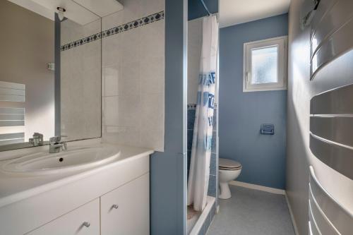 ein Badezimmer mit Waschbecken und Toilette in der Unterkunft Maison à 500m de la plage pour 4 in Saint-Brévin-lʼOcéan