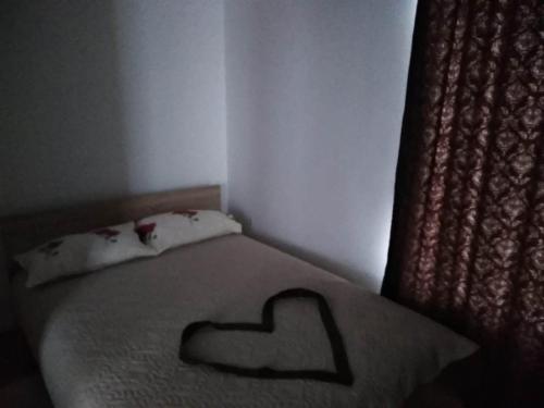 um pequeno quarto com uma cama com em Апартамент Родопи em Byala