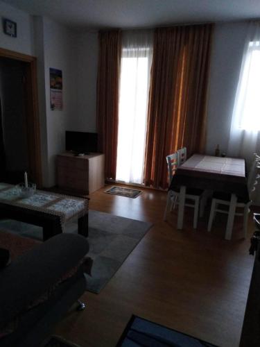 uma sala de estar com uma mesa e uma sala de jantar em Апартамент Родопи em Byala