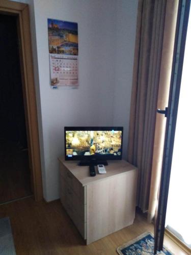 Апартамент Родопи في بايالا: يوجد تلفزيون بشاشة مسطحة فوق خزانة ملابس