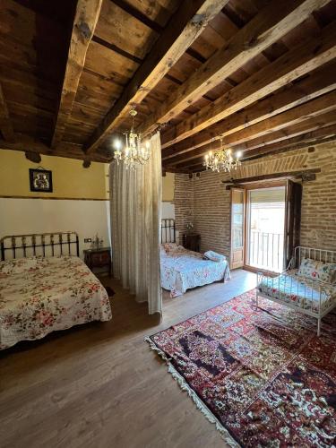 1 Schlafzimmer mit 2 Betten und Ziegelwand in der Unterkunft Casa catitas 