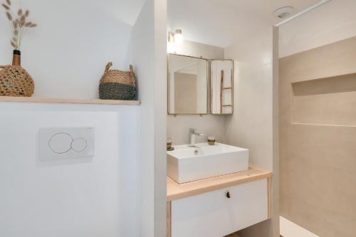 里夫杜海灘的住宿－Studio avec terrasse à 250 mètres du port，浴室设有白色水槽和镜子