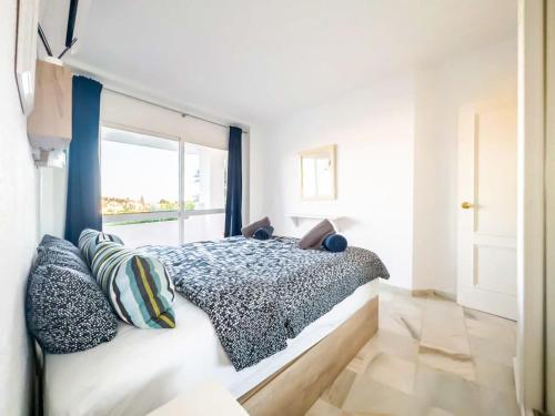 97-Townhouse With Roof Terrace & Views, Marbella