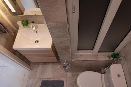 Ένα μπάνιο στο Modern Comfort - 2BR Apartment center of St Julians & Paceville
