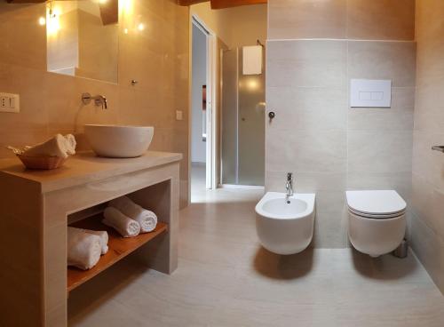uma casa de banho com um lavatório, um WC e uma banheira em Gárgara Bed and Breakfast em Vico del Gargano