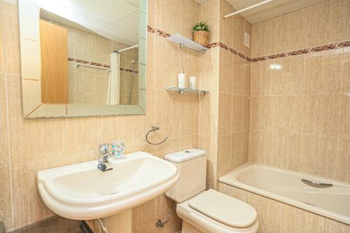 カンブリルスにあるPort Marino Litoral Costa Dorada - ONLY FAMILIESのバスルーム(洗面台、トイレ、バスタブ付)